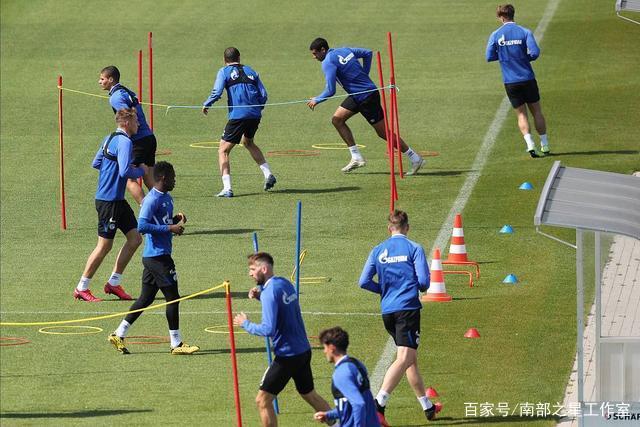 哈里梅根回归英伦首秀引发尴尬，现场人气骤降