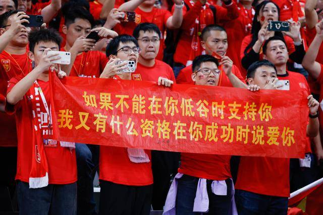 巴萨面临十月挑战，迎战巴黎和国家德比